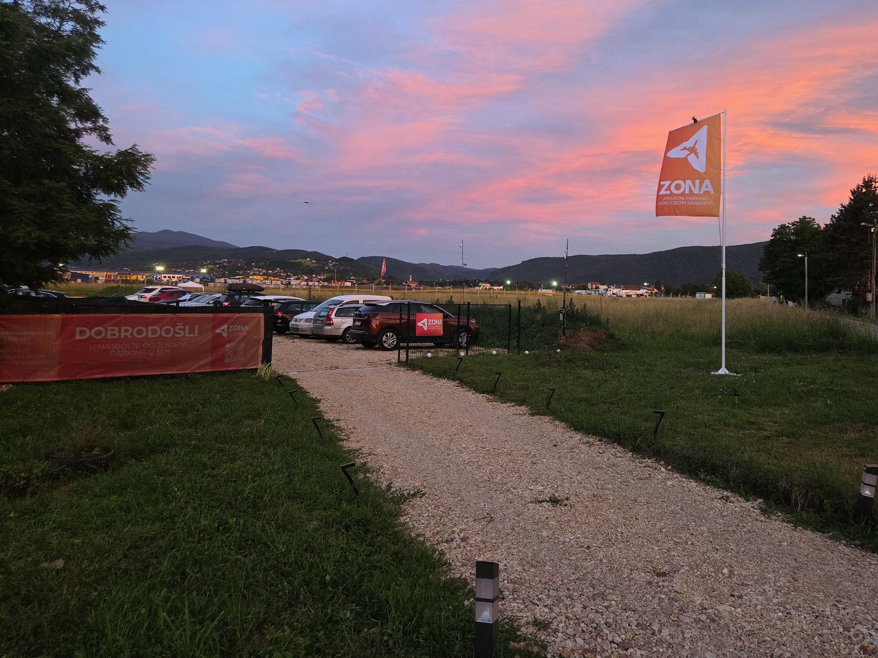 Ulaz u ZONA parking kod Aerodroma Sarajevo u vrijeme zalaska sunca