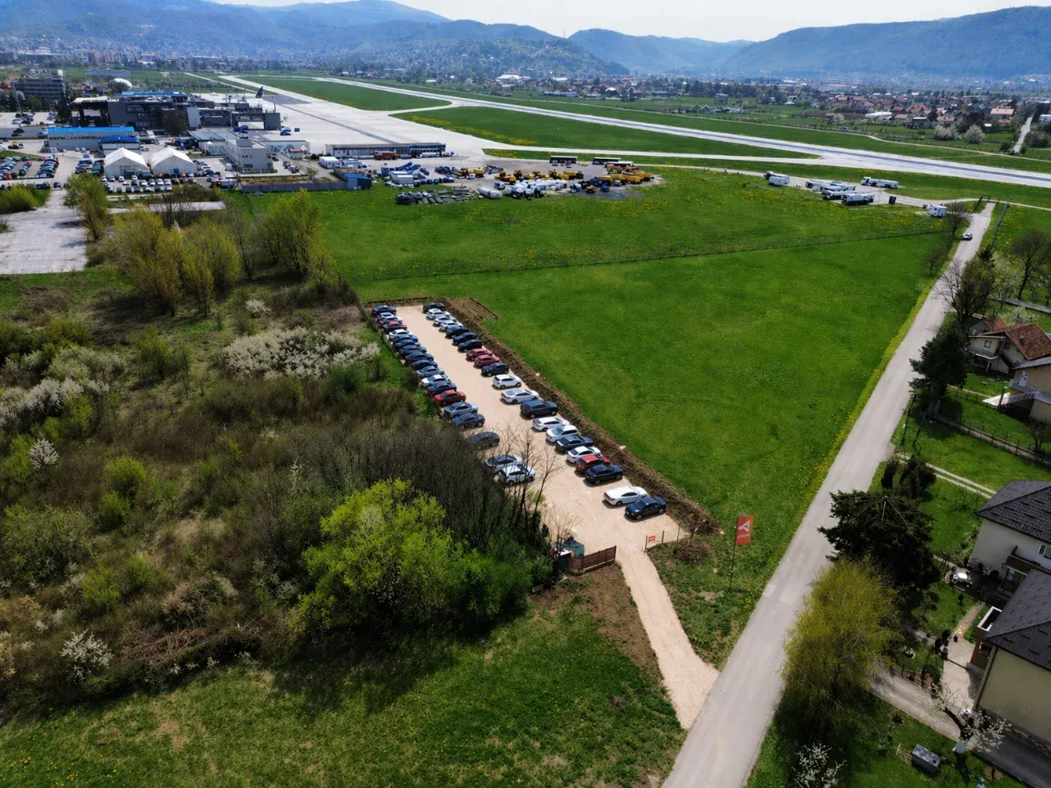 Pogled iz zraka na ZONA parking i pistu Aerodroma Sarajevo