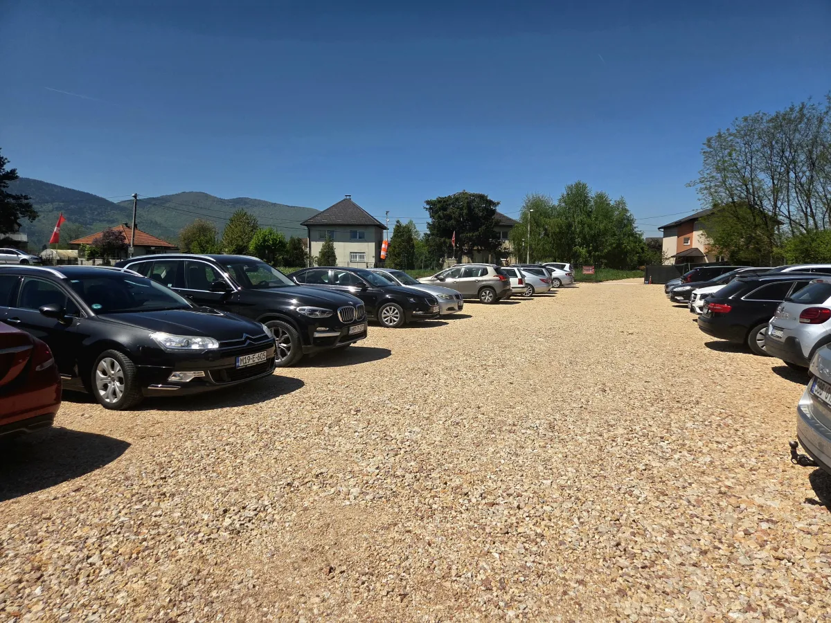 Vozila parkirana na prostranom ZONA parkingu