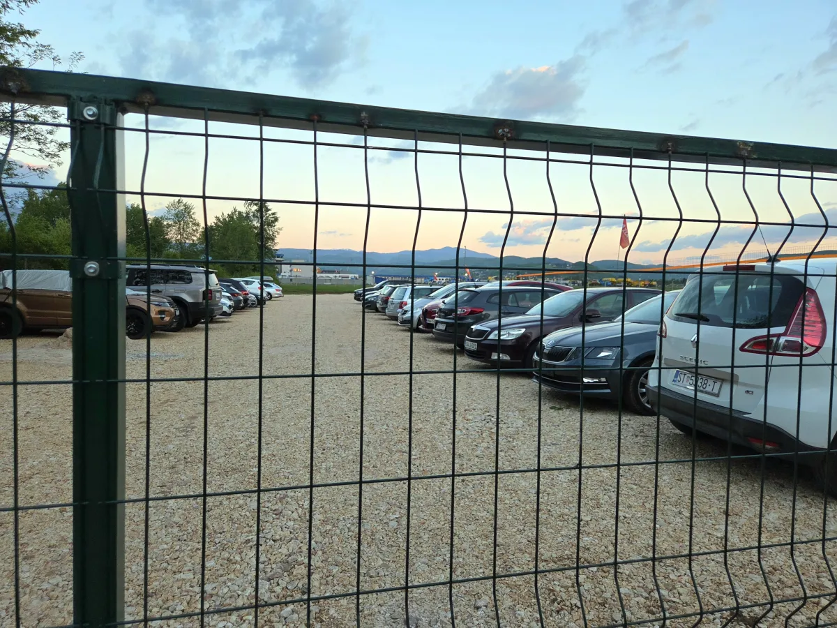 Ograđeni prostor ZONA parkinga sa parkiranim vozilima